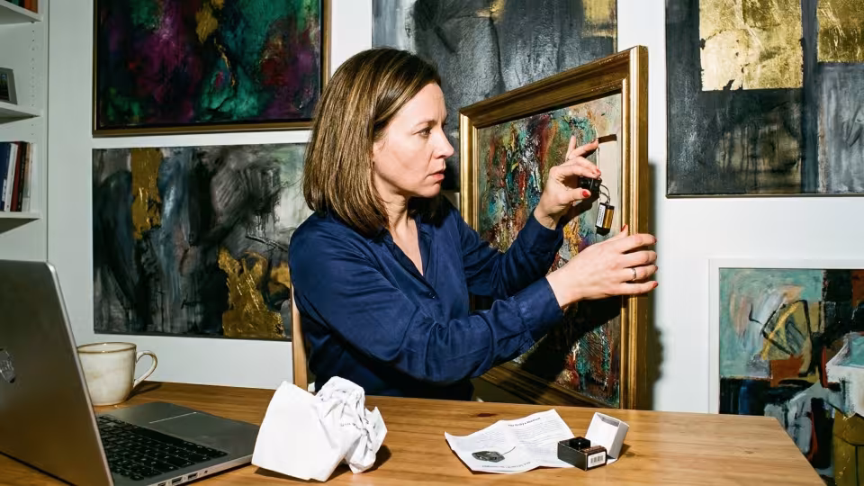 Veronika skrývá kameru do obrazu