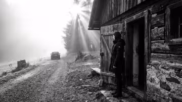 Jitka (40) stojí naprosto klidně a vyrovnaně v otevřených dveřích své rustikální chalupy