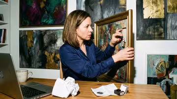 Veronika skrývá kameru do obrazu