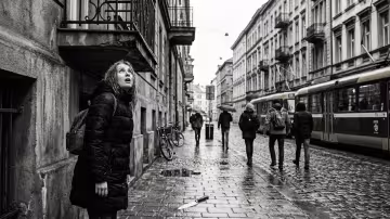 Mladá žena stojí na vlhké, šedé brněnské ulici, lehce se choulící pod špinavým balkonem